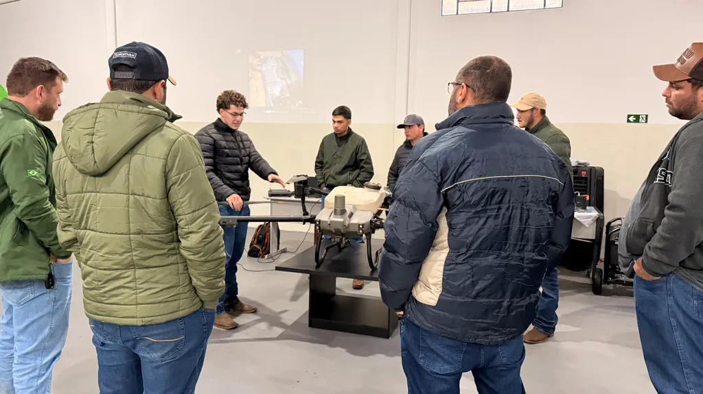 Alunos da Piloto A+ acompanhando aula prática sobre montagem e manutenção de drone agrícola
