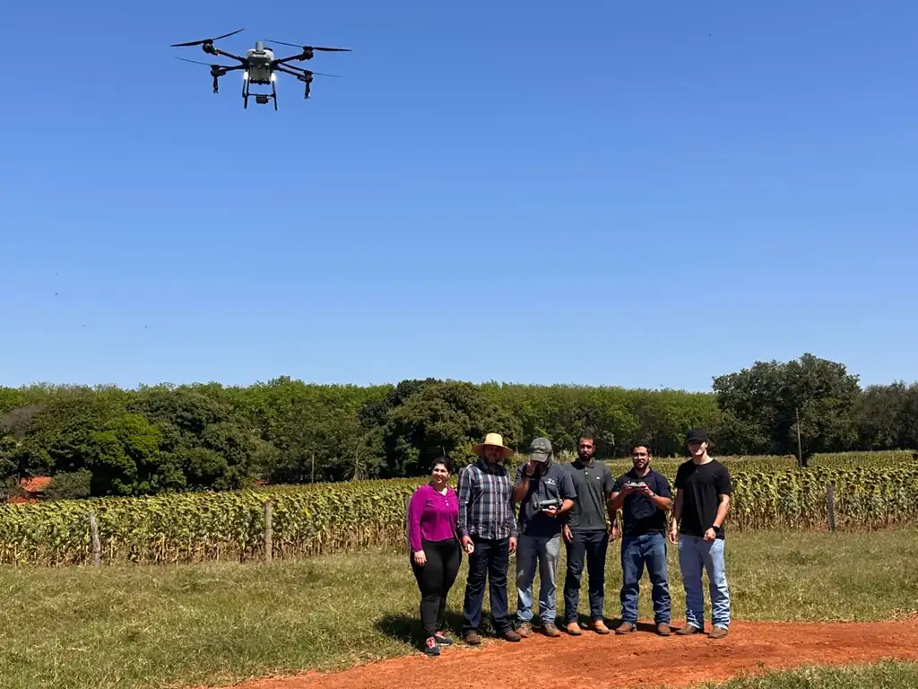 Turma de alunos da Piloto A+ durante aula prática com drones agrícolas